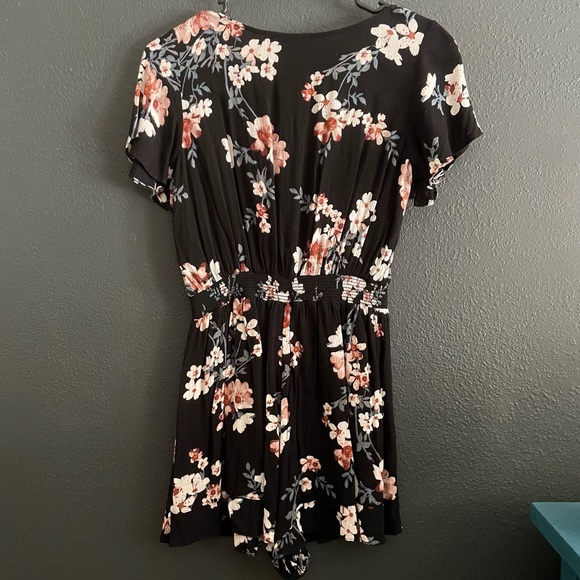 AE Floral Key Hole Romper - Picture 2 of 4